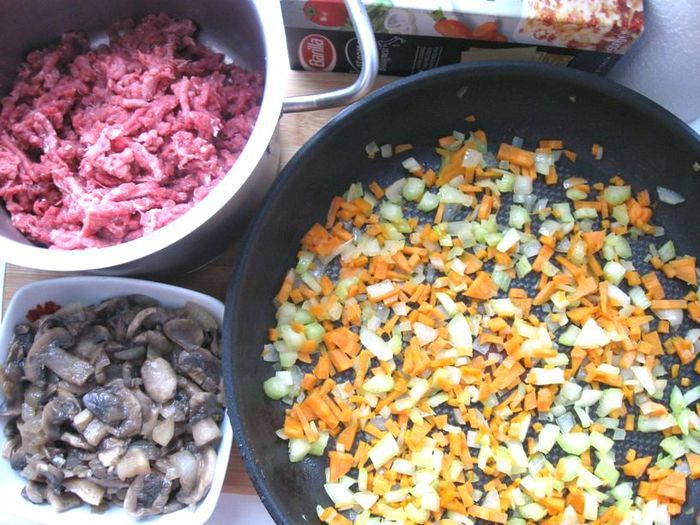 Лазанья с рагу болоньезе (ragù alla bolognese), грибами и моцареллой