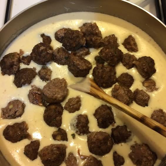 Meatballs (мясные шарики с соусом)