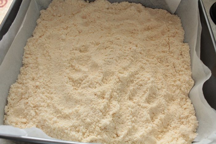 Насыпной пирог с творогом и зеленью