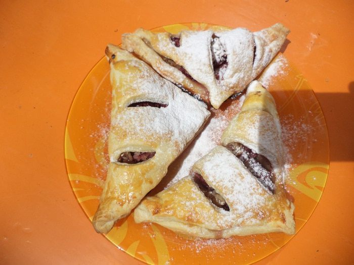 Слоеные пирожки с вишнево-кокосовой начинкой