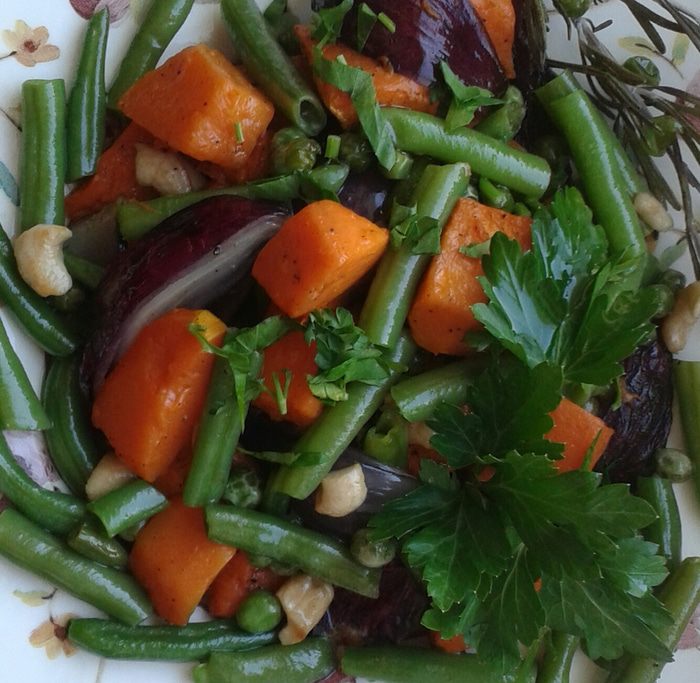 Теплый салат из тыквы с красным луком и фасолью