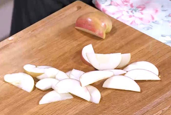 Салат из брюссельской капусты с яблоком и орехами