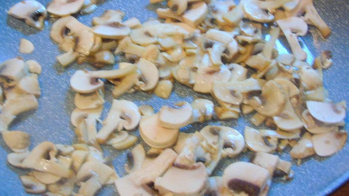 Карамелизированная курица на грибной подушке