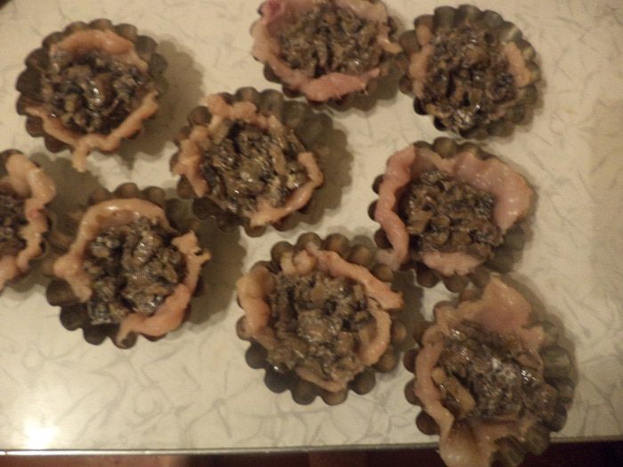 Кексы  из  куриного  филе  с  шампиньонами и сулугуни