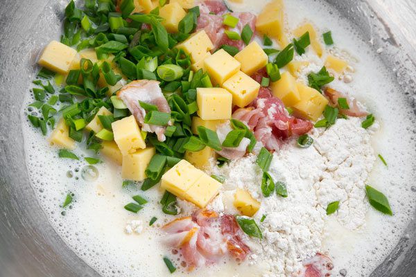 Пирог с ветчиной, сыром и зеленым луком