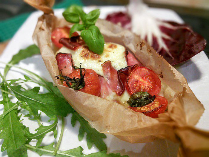 Капрезе из курицы, запеченный в пергаменте