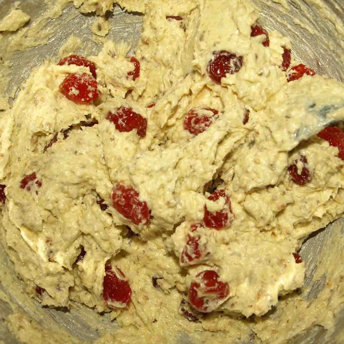 Кекс с сушеной вишней и ганашем из белого шоколада