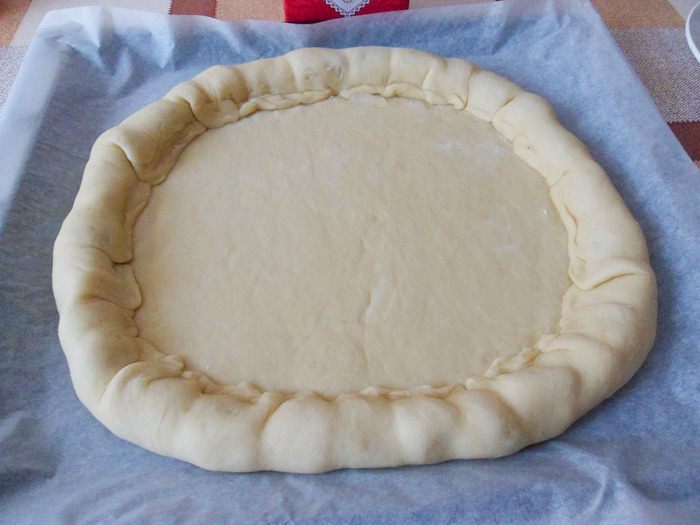 Пирог с лососем и моцареллой