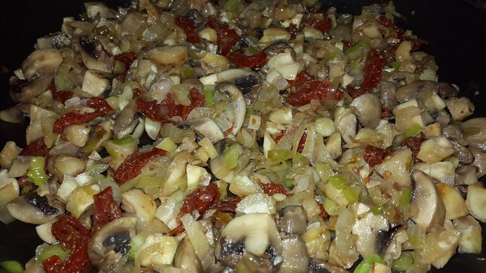 Брюссельская капуста с каштанами, грибами и вялеными томатами