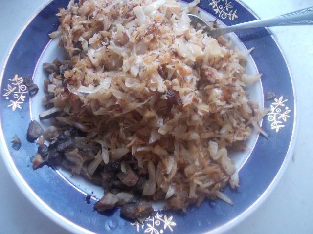 Мини-пироги с квашеной капустой и грибами