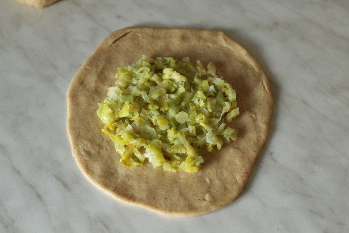 Мини-галеты из цельнозерновой муки с луком-пореем, козьим сыром и кедровыми орехами