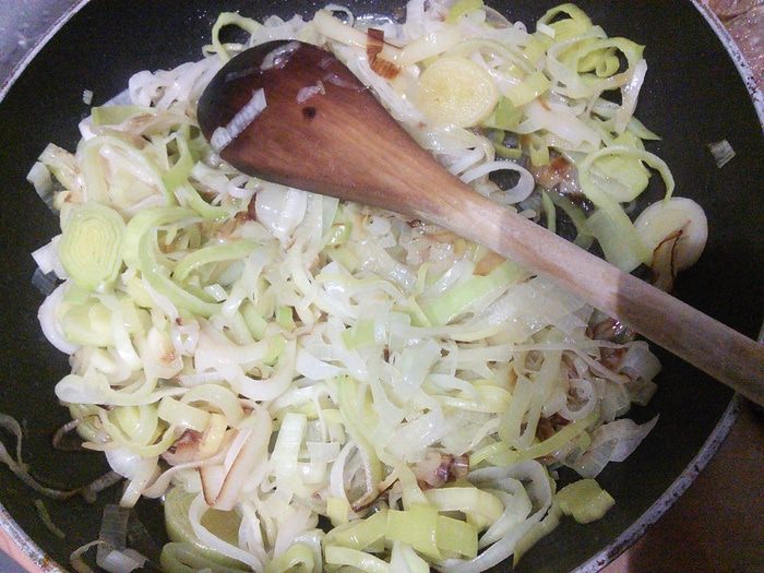 Говяжий рулет с черносливом и грецким орехом 