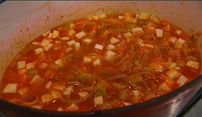 Овощной суп с курицей и яичной лапшой