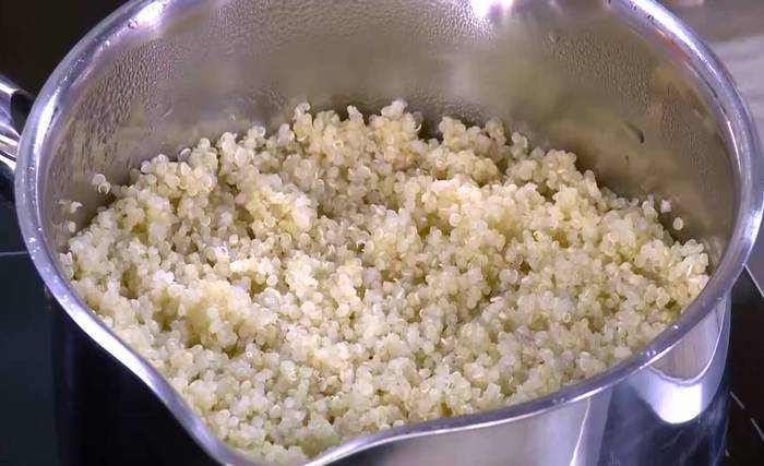 Киноа с жареными овощами и соусом песто 