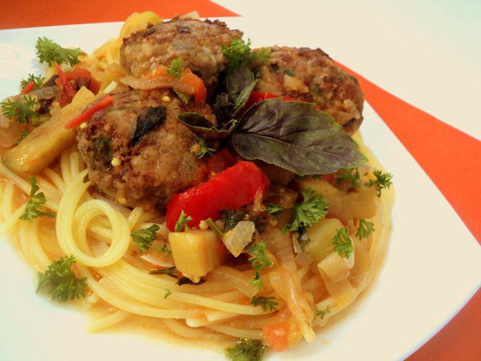 Фрикадельки с базиликом и овощами