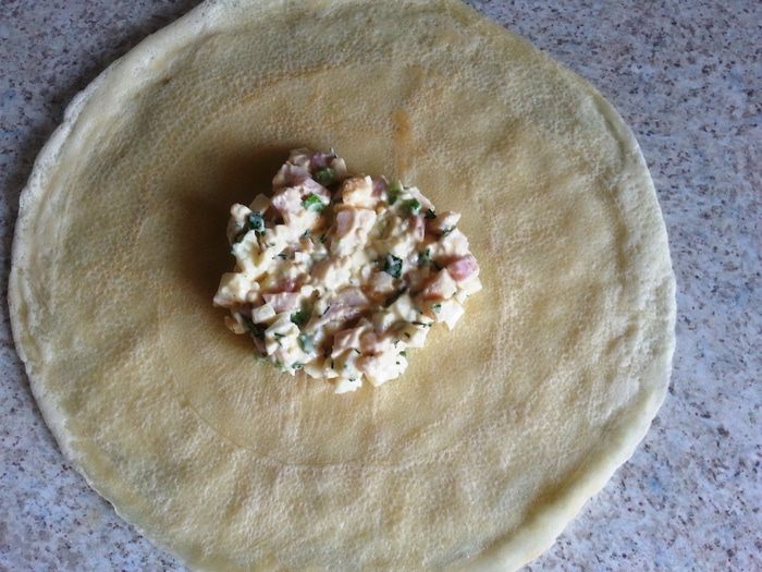 Блинчики с копченым окороком и вареным яйцом
