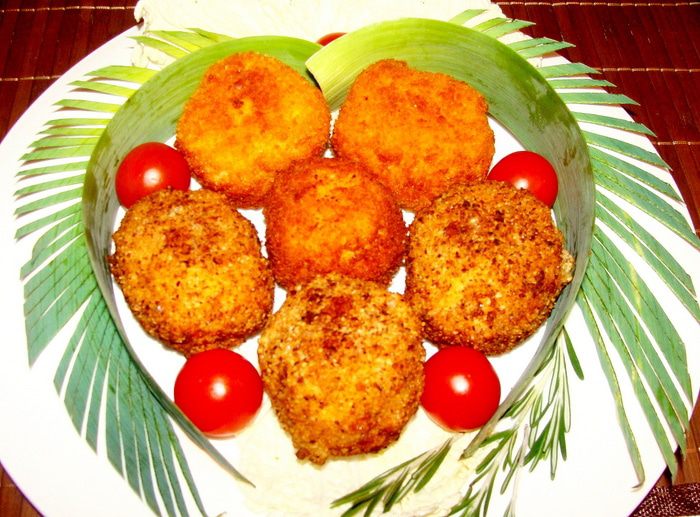 Сырные шарики с начинкой в ореховой панировке под &amp;quot;пьяной&amp;quot; клюквой