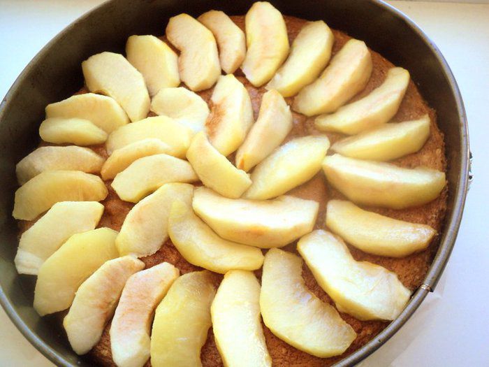 Пирог с яблоками и меренгой