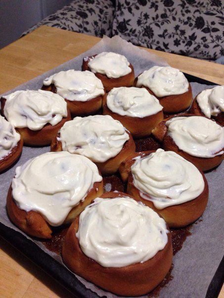 Синнабон (булочки с корицей и сливочным кремом сверху)