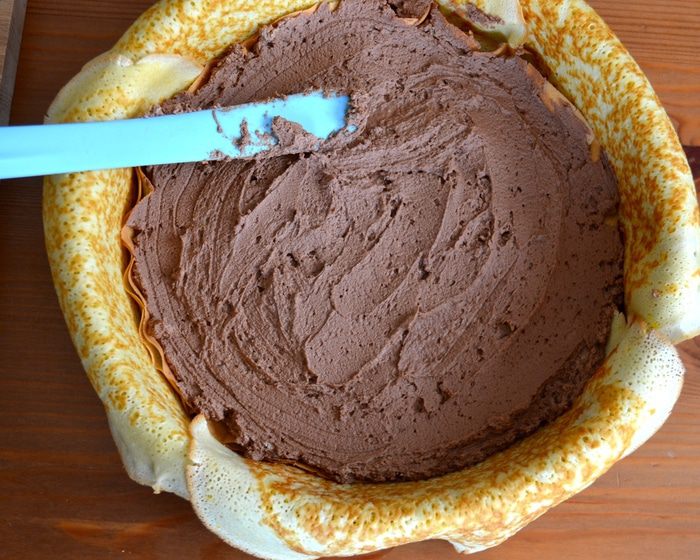 Блинный торт с бананами и шоколадным муссом