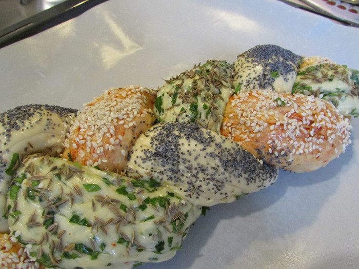 Хлеб с зеленью и красным перцем