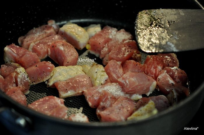 Свинина с овощами и яичной лапшой