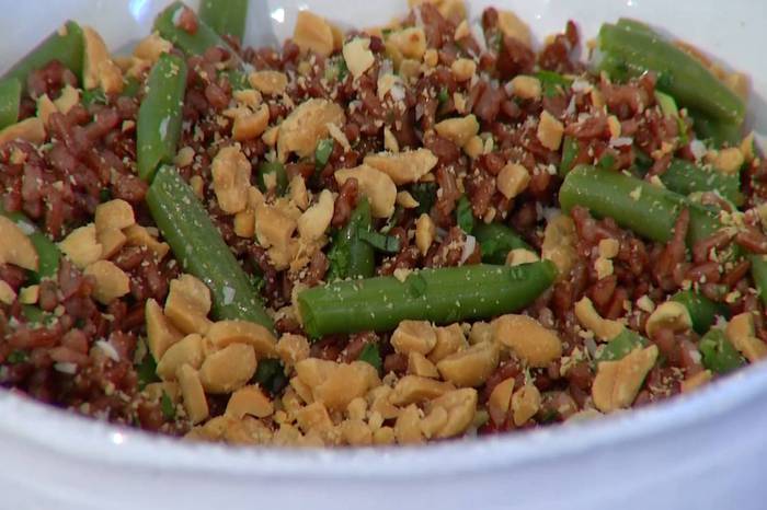 Салат из красного риса со стручковой фасолью