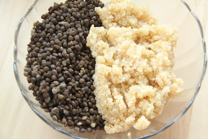 Тeплый салат с черной чечевицей и киноа