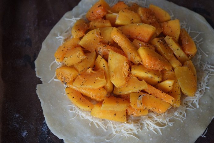 Галета с тыквой, карамелизированным луком и сыром