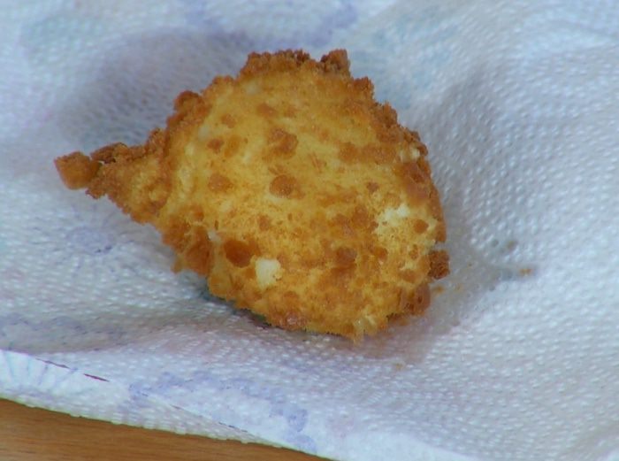 Яйцо по-шотландски с салатом и грудинкой 