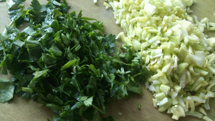 Котлетки из лосося с томатным соусом