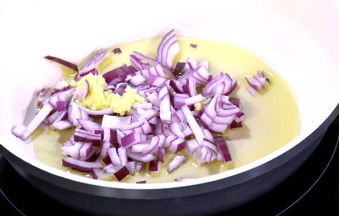 Пряное мясо на листьях цикория 