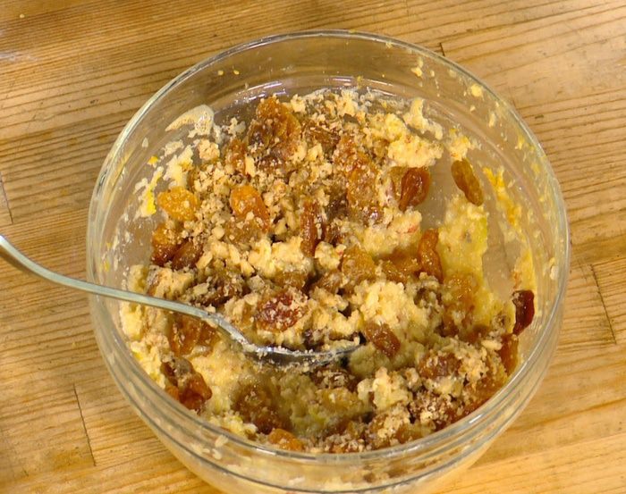 Яблочные оладушки с грецкими орехами и изюмом 