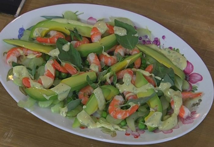 Салат из сельдерея, горошка и креветок под мятным майонезом 