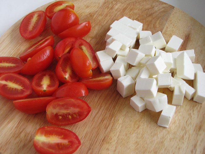 теплый салат с цукини, черри и кедровыми орешками