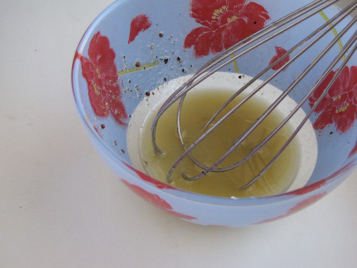 Капустный салат с яблоком, гранатом и орехами