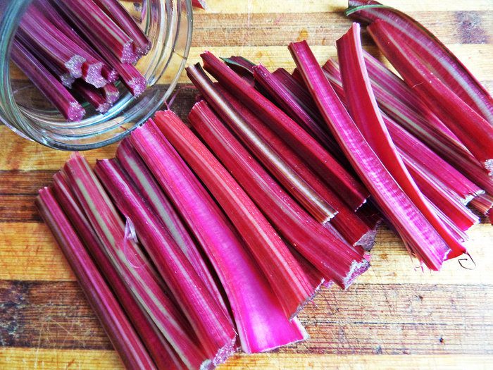 Маринование свекольных стебельков