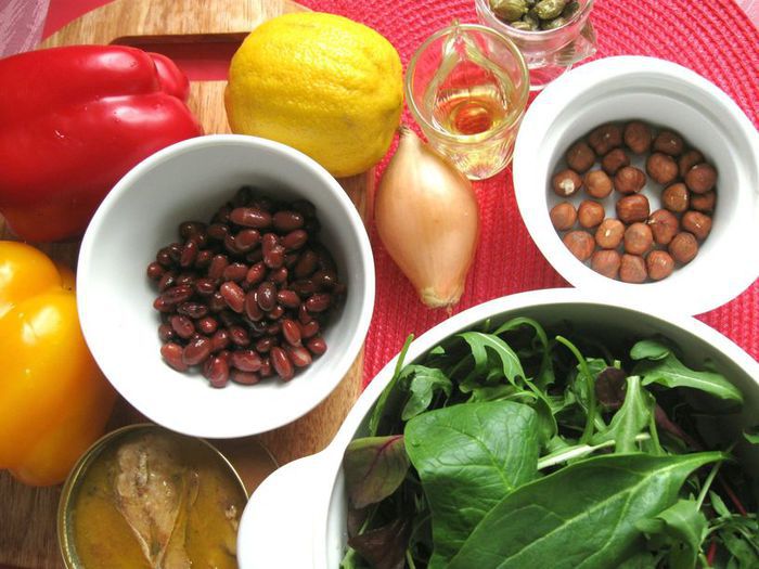 Салат с сардинами, фундуком и руколой