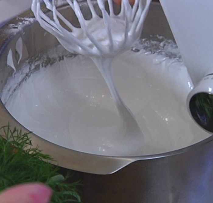 Меренги с клубникой и взбитыми сливками