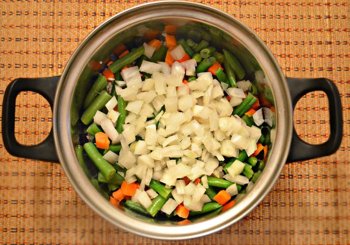 Куриные голени, запеченные с рисом и овощами