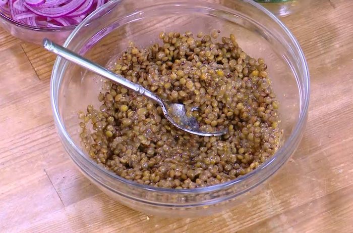 Салат из чечевицы с артишоками и фетой 