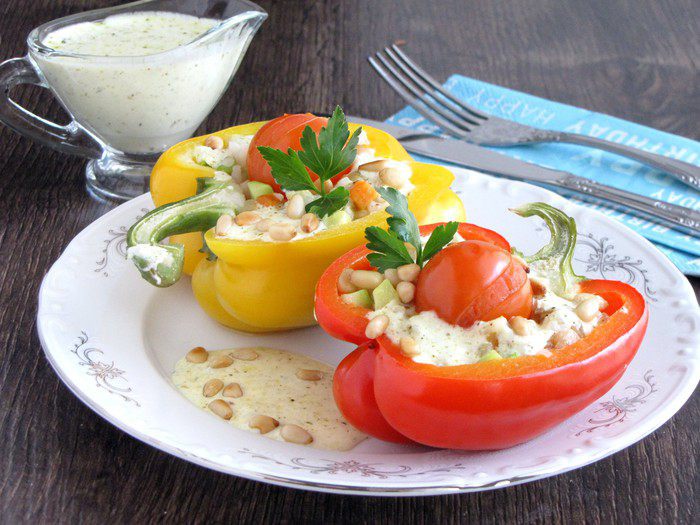 Фаршированный перец с кедровыми орешками в сливочно-сметанном соусе