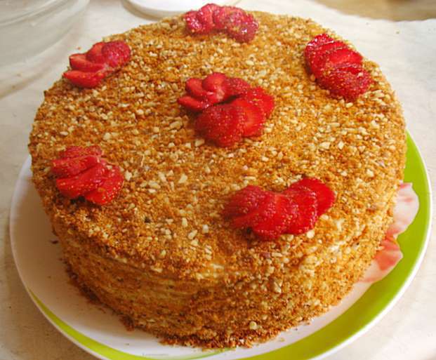 Карамельный медовик с клубникой