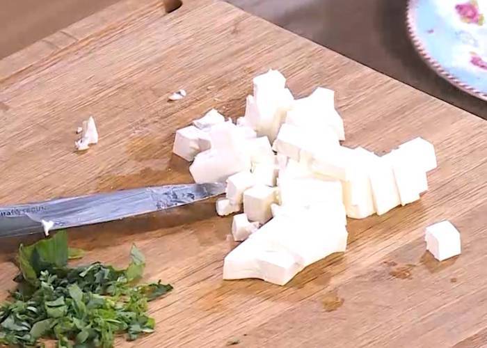 Паста со сливочным соусом из порея и шпината 