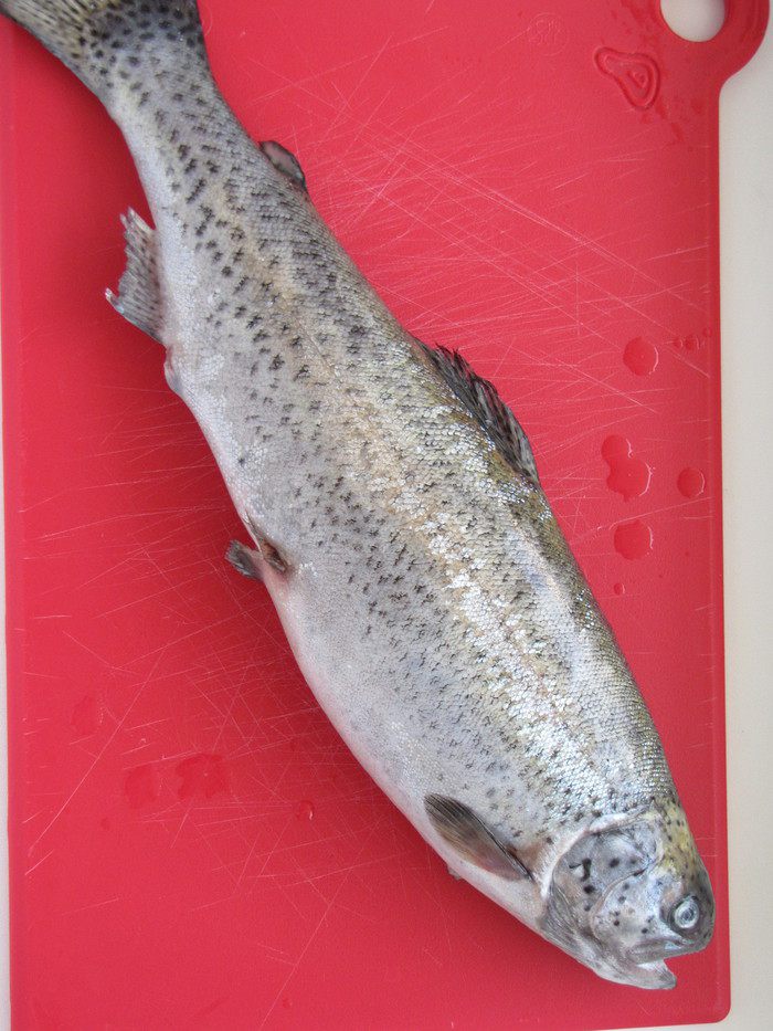 Форель, фаршированная грушами и орехами