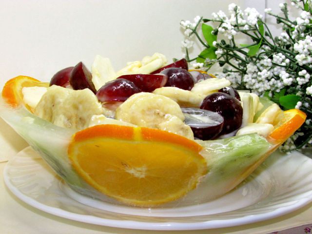 Кубинский фруктовый салат в ледяной чаше