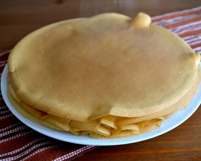 Блинный торт с бананами и шоколадным муссом