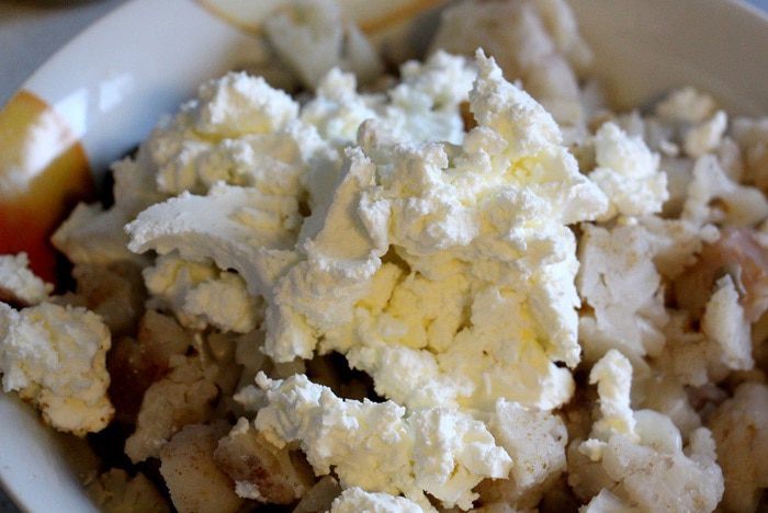 Салат из зеленой чечевицы с рассольным сыром 