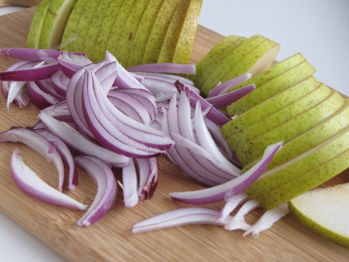 Тосты с грушей, голубым сыром и кедровыми орешками