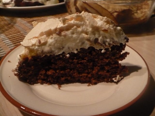 Шоколадный торт со взбитыми сливками